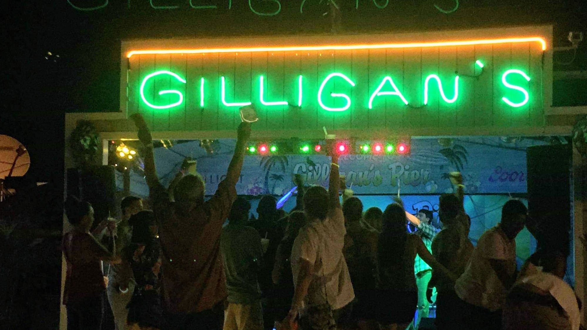 Bad Apples band elcipsed by large crowd cheering at Gilligans Pier